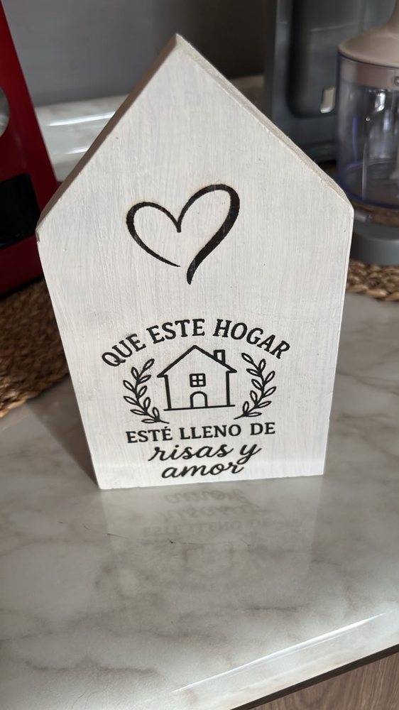 Casita blanca de madera con frase grabada