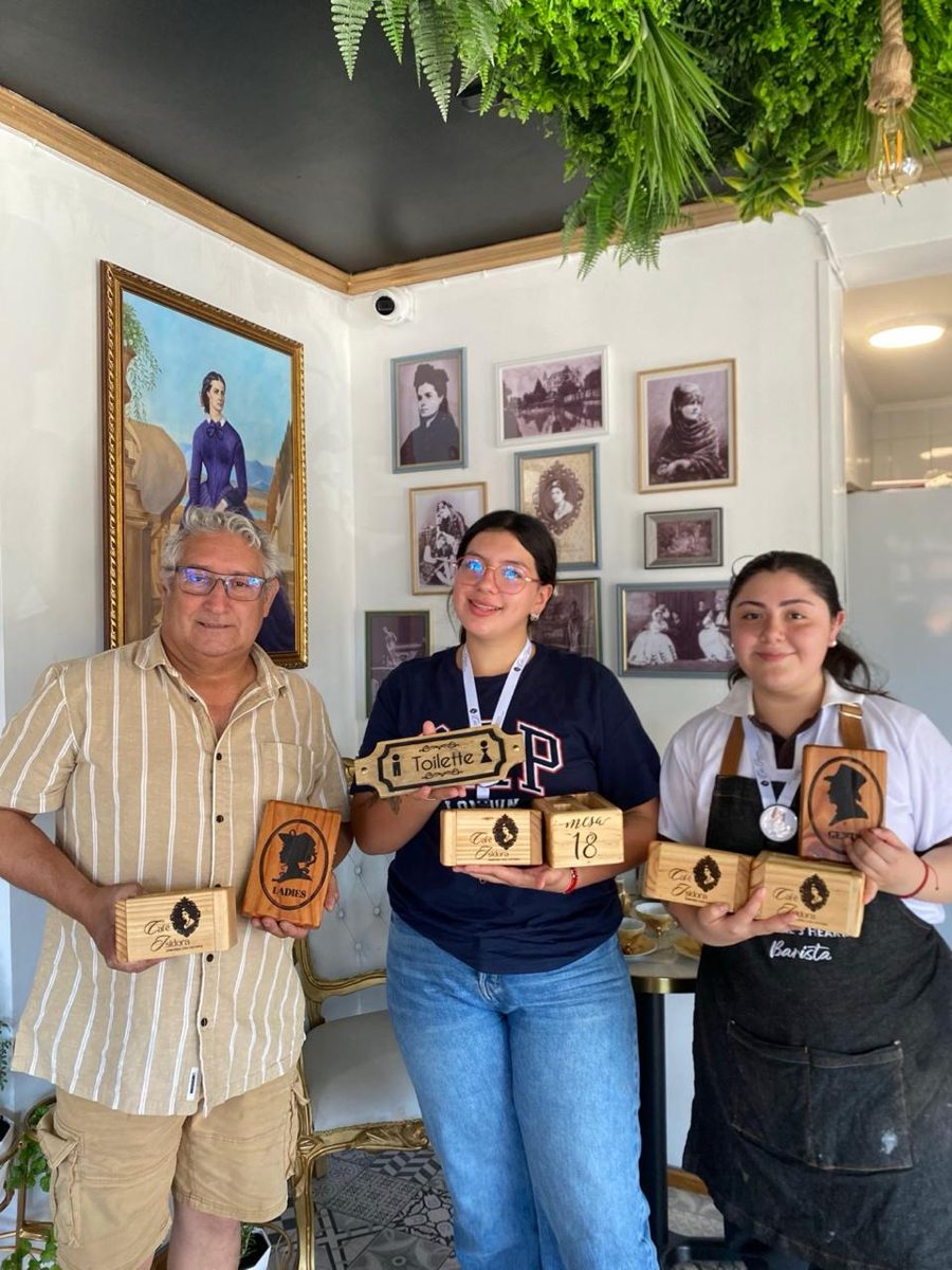Entrega de placas grabadas a un local