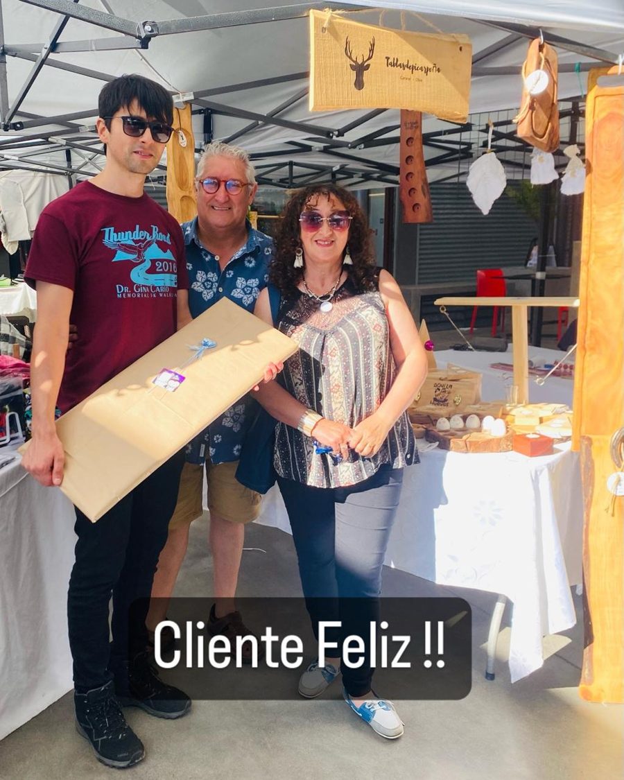Familia con su tabla de madera