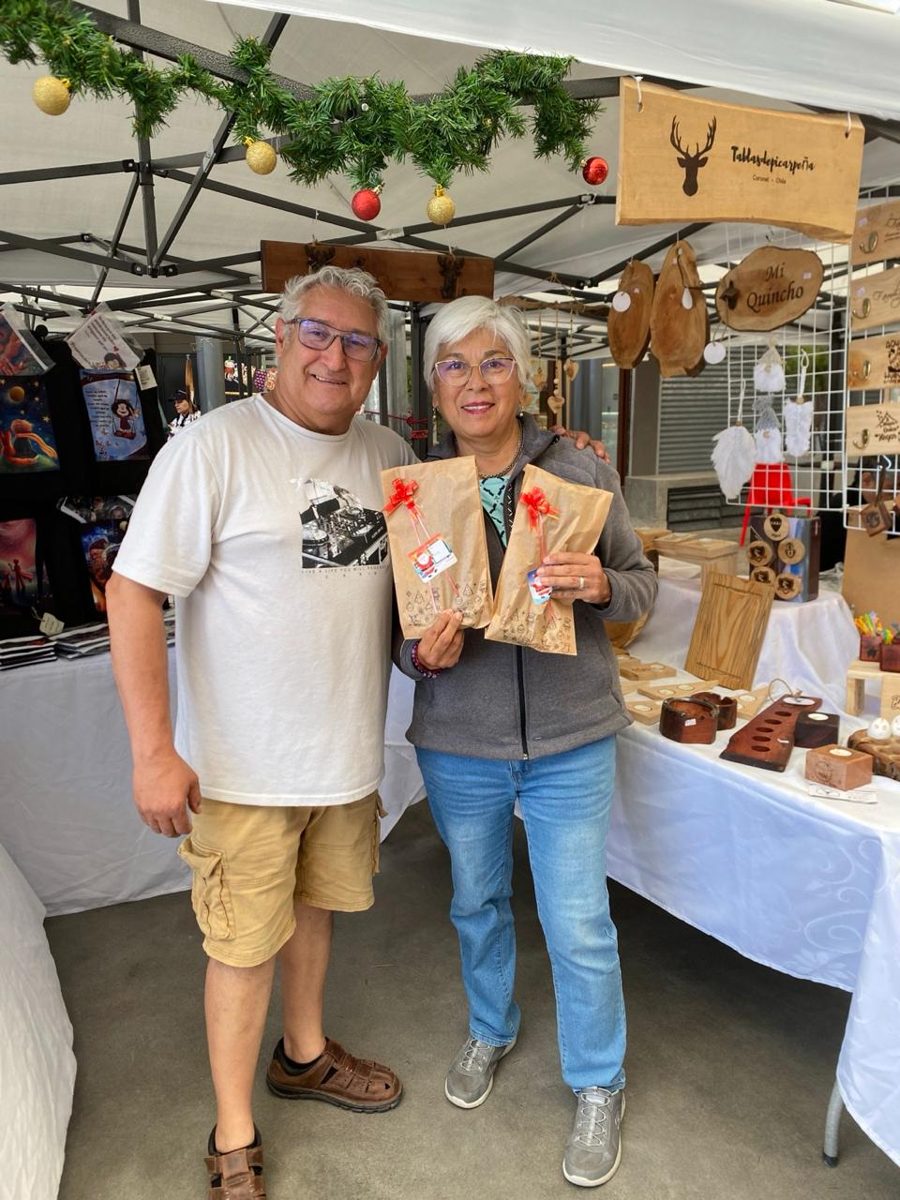 Pareja de clientes con sus regalos envueltos