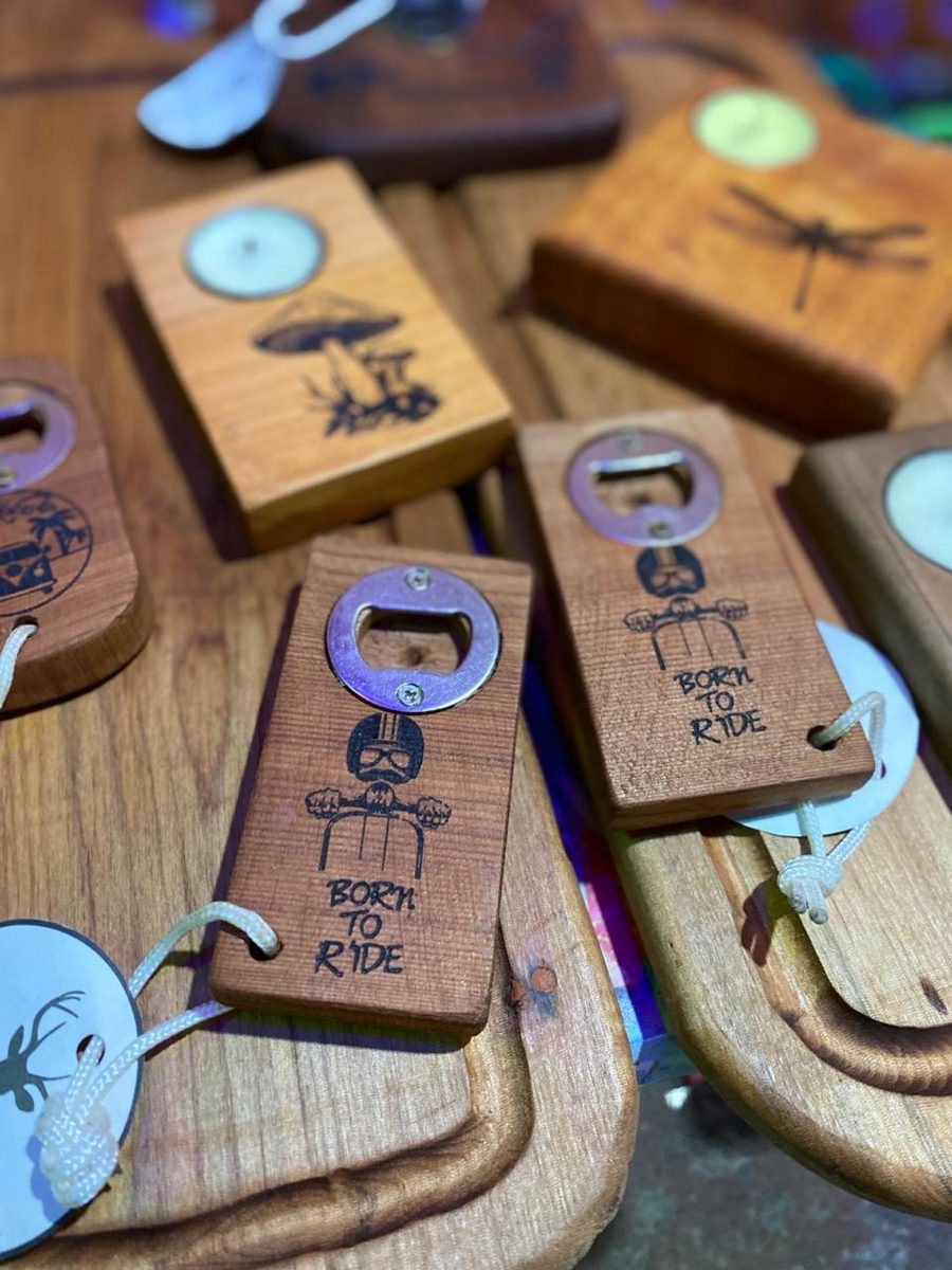 Destapadores de madera con el grabado Born to Ride