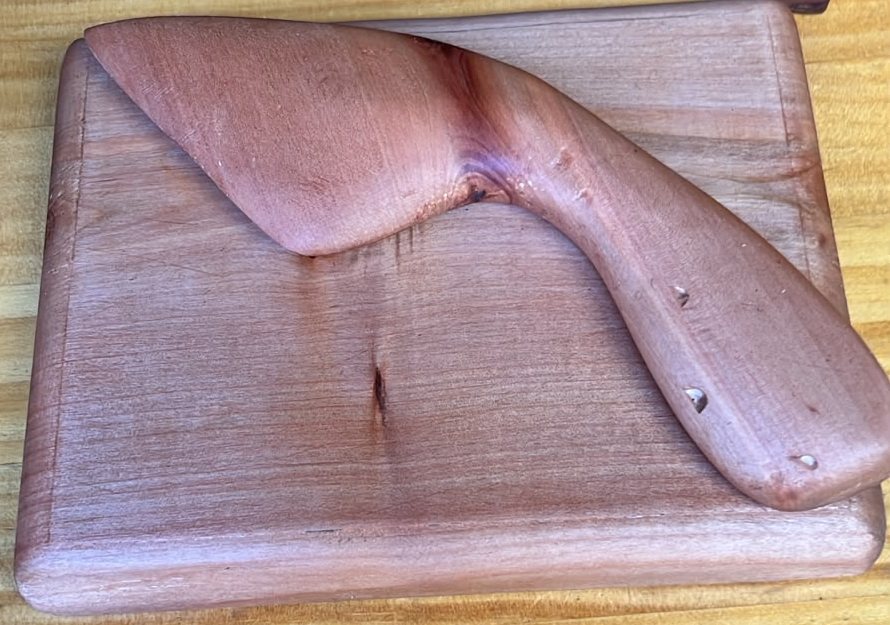 Tabla de quesos con cuchillo de madera