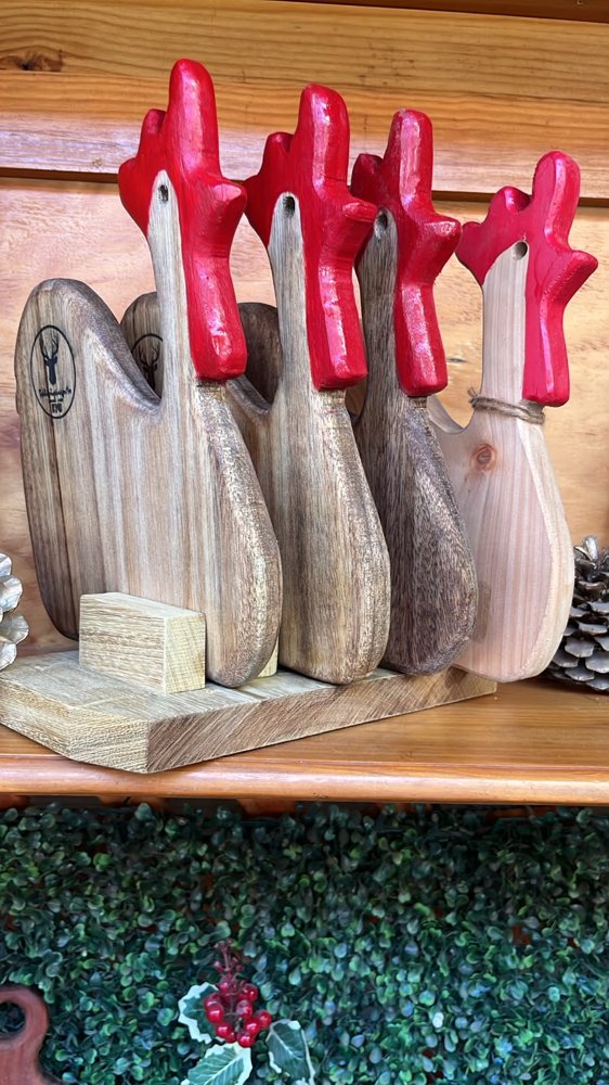 Tablas con forma de gallo y cresta roja pintada a mano
