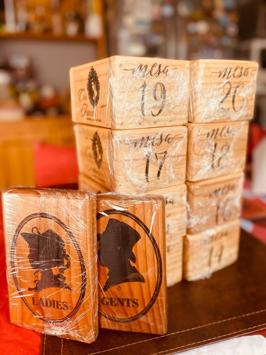 Números de mesa y letreros de madera grabados