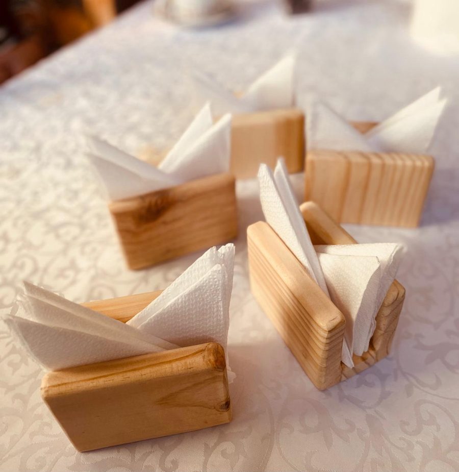 Servilleteros de madera clara con servilletas
