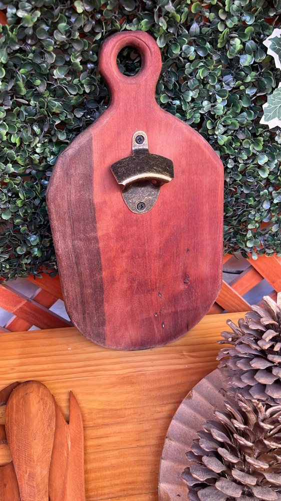 Tabla de madera rojiza con destapador