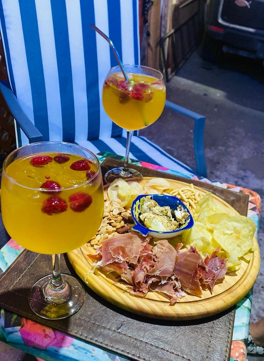 Tabla redonda de picoteo con pica y bebidas